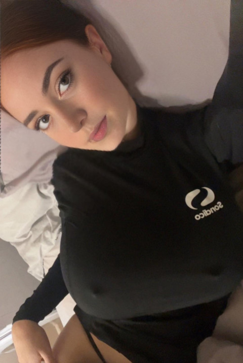 Die bezaubernde blauäugige Teenagerin Brooke Mills mit den riesigen Brüsten posiert in einem engen Shirt