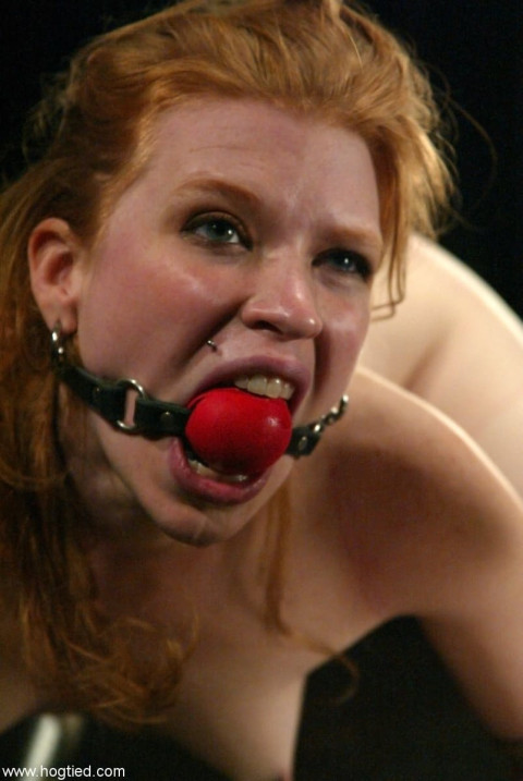 Die Mit Einem Kugelknebel Gefesselte Milf Madison Young Erträgt Wilde Bdsm-Praktiken Mit Einem Maschinendildo