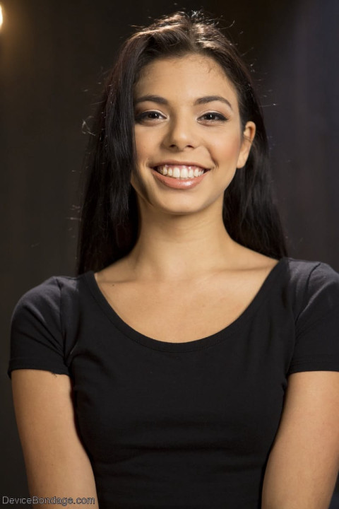Die Hübsche Teenagerin Gina Valentina Lässt Sich Ihre Empfindliche Muschi In Fesseln Vibrieren