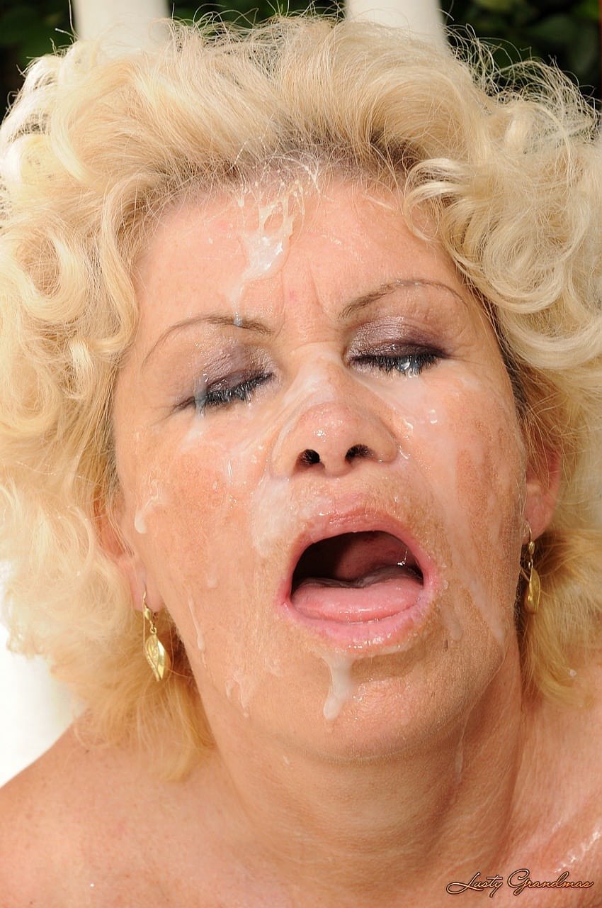 Oma bläst nen haufen Schwänze im Blowbang und erhält Gesichtsbesamung