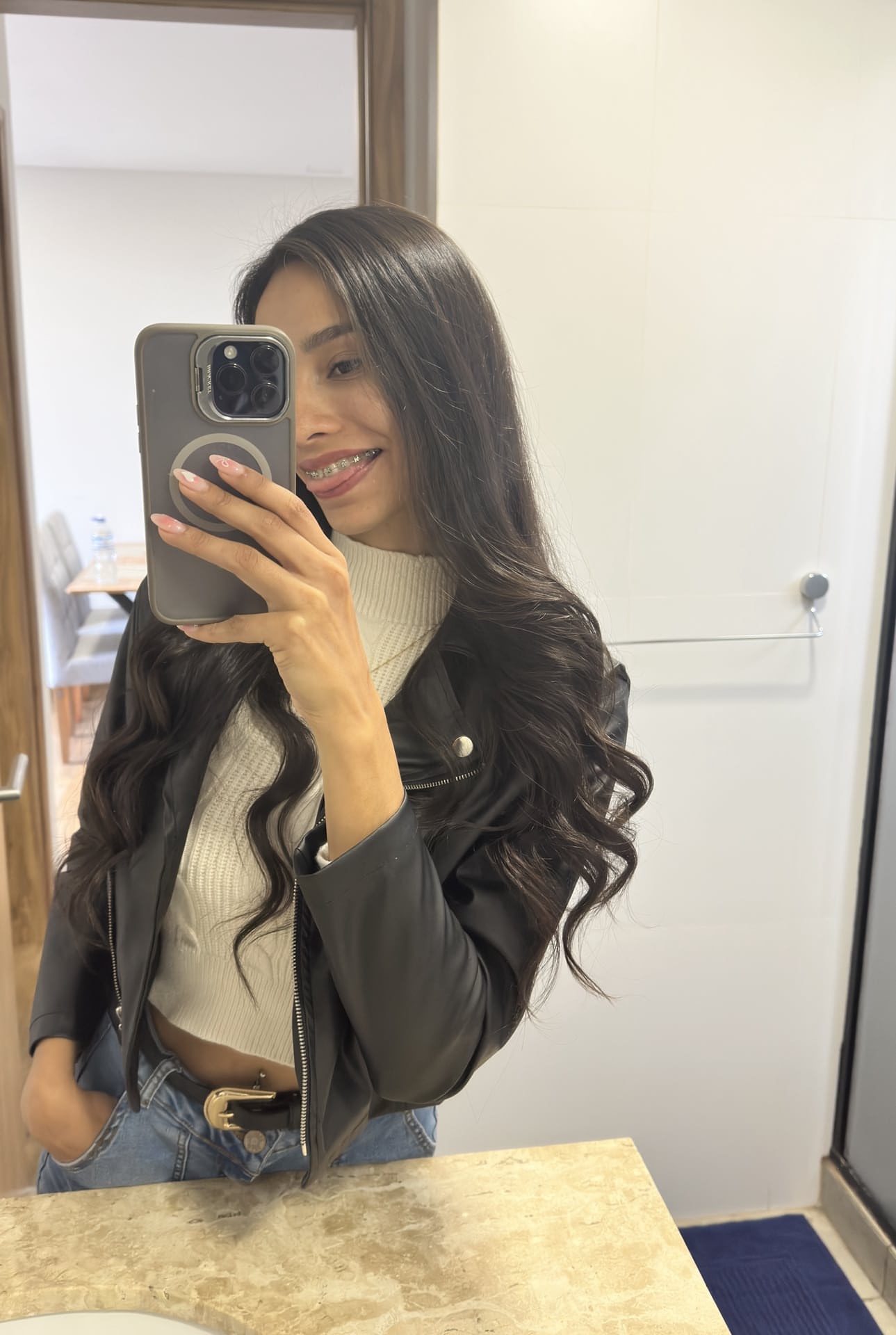 Eine sexy Amateurin macht Spiegel-Selfies in zahlreichen freizügigen Outfits