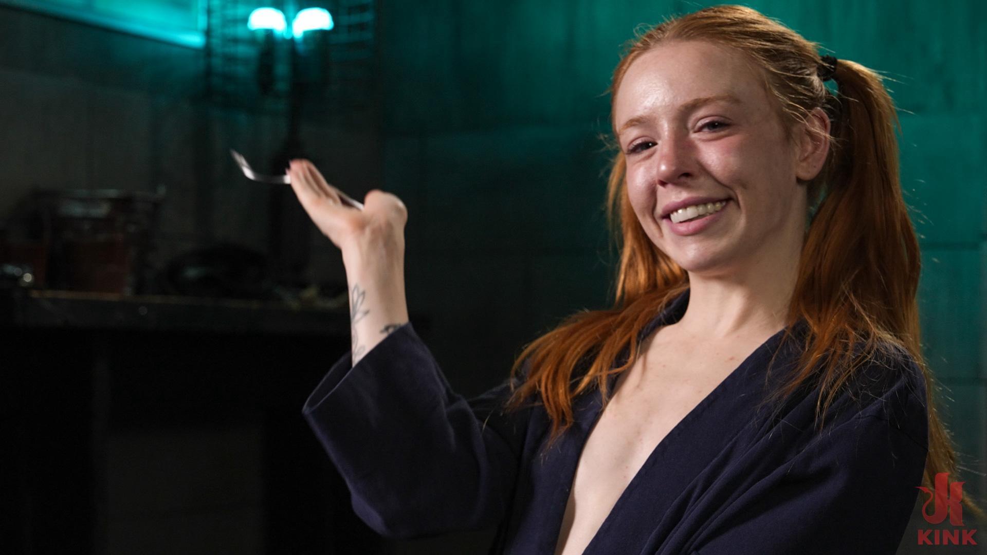 Die unterwürfige Rothaarige Madi Collins wird mit Anal- und Vaginal-Sexspielzeugen bestraft