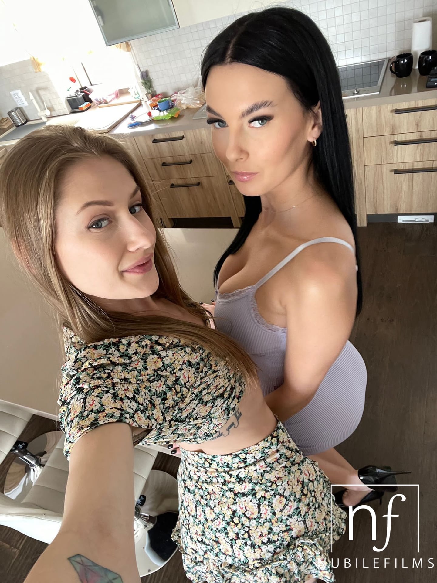 Die zierlichen Schönheiten Simon Kitty und Tiffany Tatum teilen sich in einem wilden Vierer große Schwänze