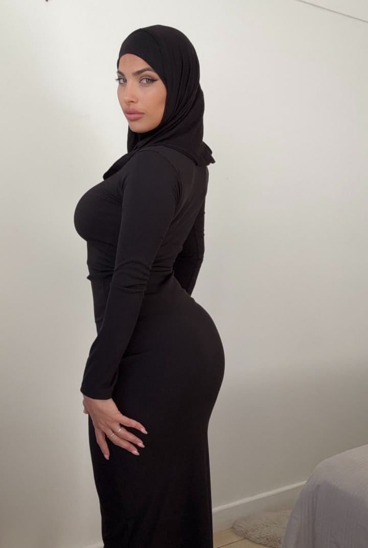 Die Amateur-Onlyfans-Crossdresserin Leila Onyx Posiert In Ihrem Sexy Kleid Und Ihrem Hijab Die Amateur-Onlyfans-Crossdresserin Leila Onyx Posiert In Ihrem Sexy Kleid Und Ihrem Hijab