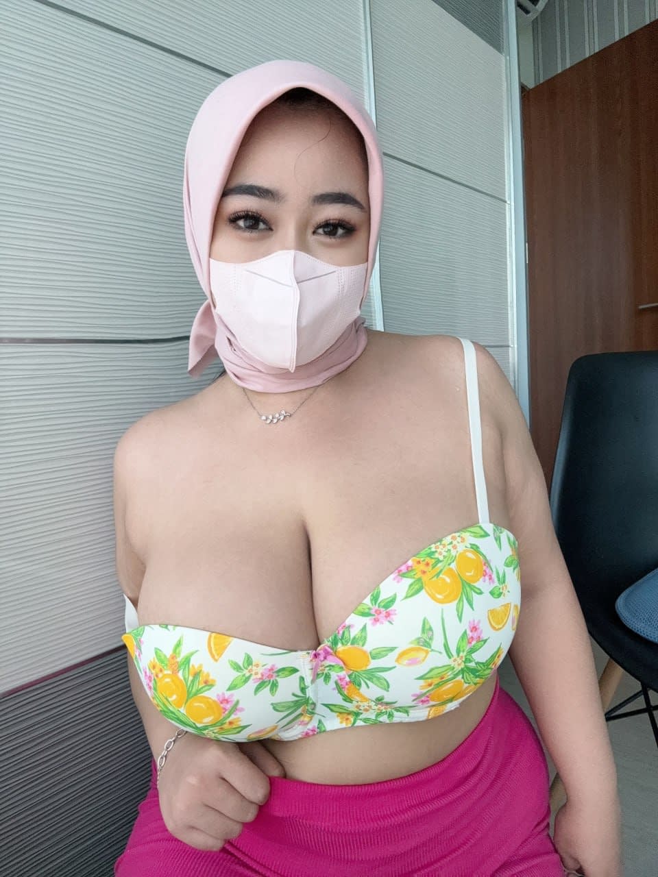 Ein Mädchen Allein, Gebräunt Und Mit Einer Gesichtsmaske, Befreit Ihre Großen Brüste Aus Dem Bh